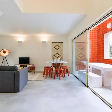 Stylish Indoor Patio, Free Netflix & Private Parking شقة