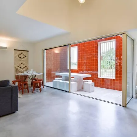 Stylish Indoor Patio, Free Netflix & Private Parking Lisboa