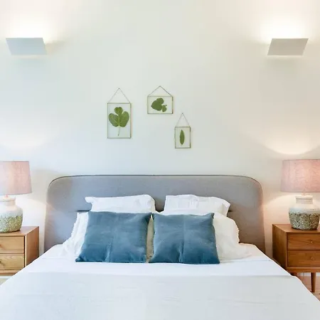 Stylish Indoor Patio, Free Netflix & Private Parking شقة