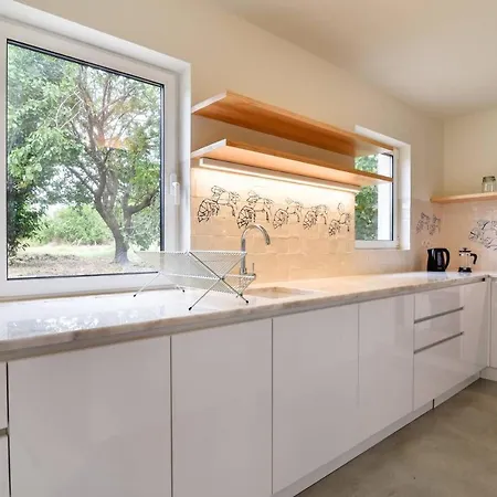 Stylish Indoor Patio, Free Netflix & Private Parking شقة *