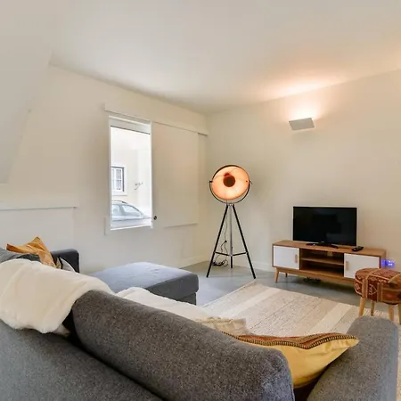 Stylish Indoor Patio, Free Netflix & Private Parking