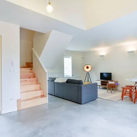 Stylish Indoor Patio, Free Netflix & Private Parking