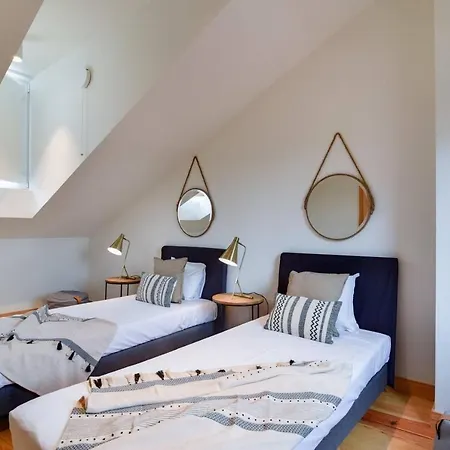 Stylish Indoor Patio, Free Netflix & Private Parking Лиссабон