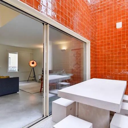 Апартаменты Stylish Indoor Patio, Free Netflix & Private Parking Лиссабон