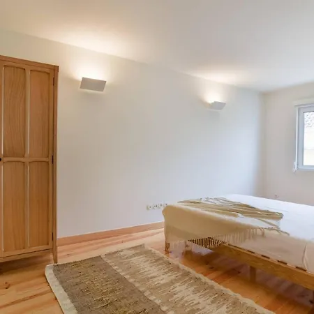 Stylish Indoor Patio, Free Netflix & Private Parking Lisboa